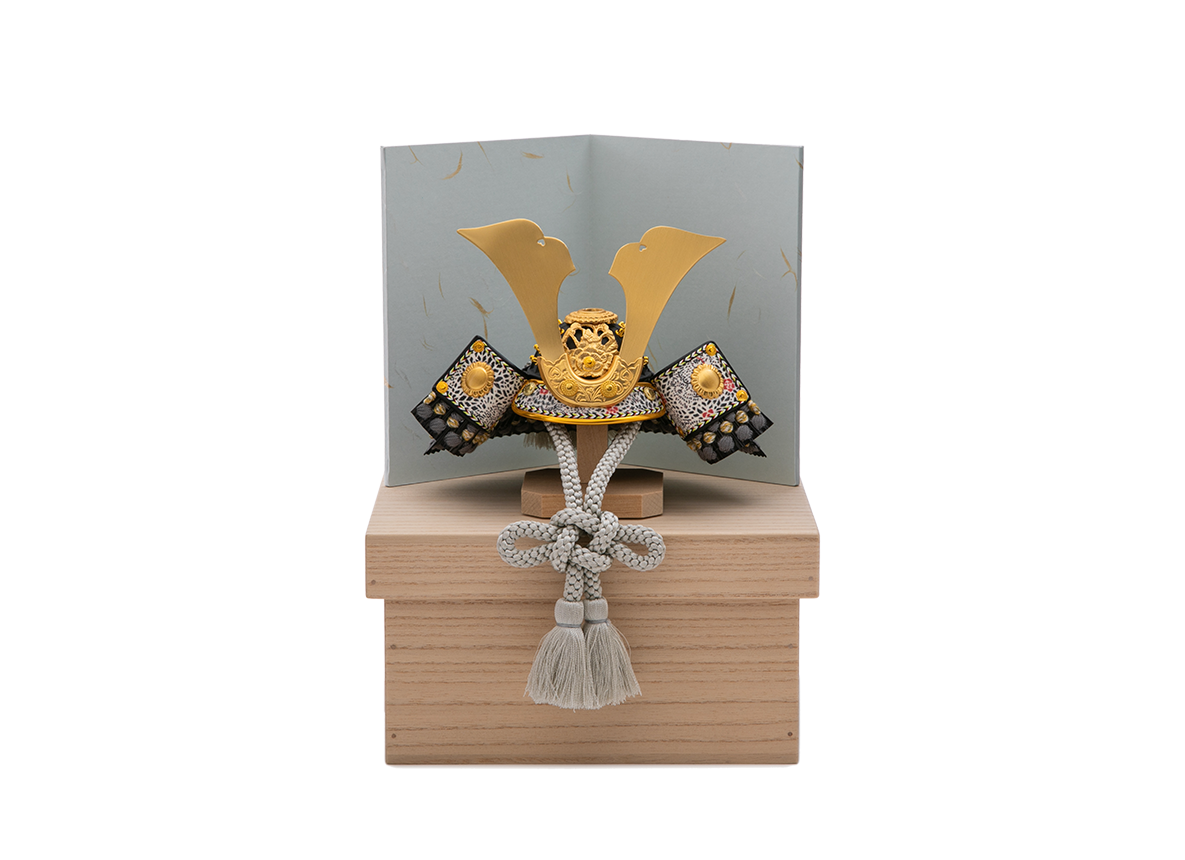 銀鼠色糸縅の兜 ５号